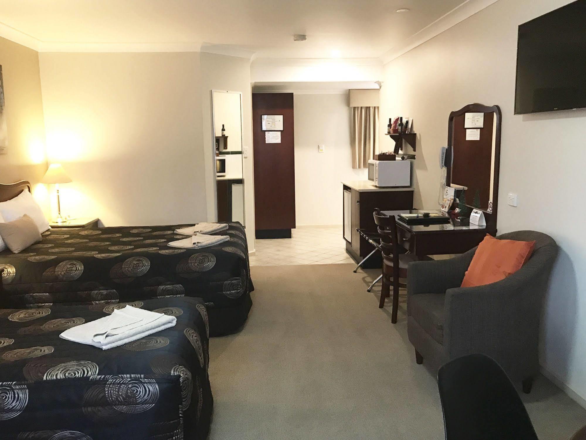 Endeavour Court Motor Inn Dubbo Bagian luar foto